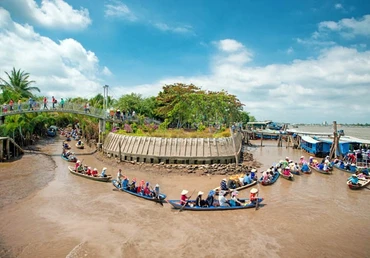 Khách du lịch đi đò tham quan cù lao Thới Sơn, xã Thới Sơn, TP Mỹ Tho (Tiền Giang). Ảnh: NHỰT THƯỜNG