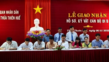 Tại lễ ký, giao nhận hồ sơ, kỷ vật của cán bộ đi B cho lãnh đạo các huyện, thị xã và thành phố.