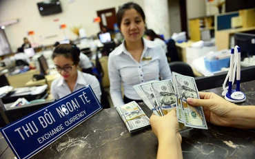 Giá bán USD tại ngân hàng liên tục đi lên từ đầu tuần này. (Ảnh minh họa giao dịch USD tại ngân hàng).