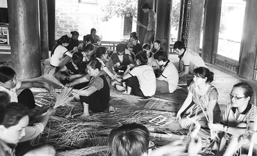 Các cán bộ STDe hướng dẫn người dân làng cổ Đường Lâm làm sản phẩm lưu niệm du lịch.
