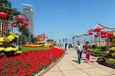 Sắc xuân trên phố phường Đà Nẵng chừng như ngưng đọng trên những môi cười.