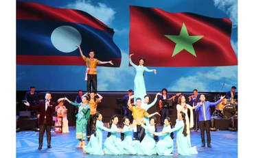 Nhiều tiết mục văn nghệ ca ngợi đất nước Việt Nam, ca ngợi mối quan hệ Việt Nam - Lào tại buổi lễ.