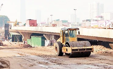 Thi công đường vành đai 2 đoạn nút giao Cầu Giấy - Láng.                           Ảnh: CHIẾN CÔNG
