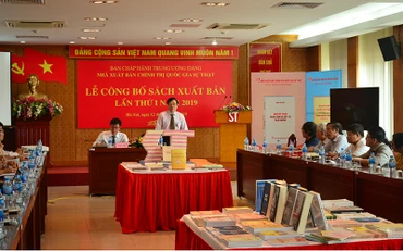 Lãnh đạo Nhà xuất bản Chính trị quốc gia Sự thật chủ trì lễ công bố.