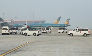 Xe cứu thương sẵn sàng tại sân bay Nội Bài tiếp nhận thi hài các nạn nhân 