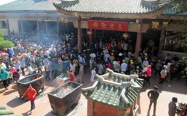 Miếu Bà Chúa xứ núi Sam luôn thu hút đông du khách trong và ngoài nước.