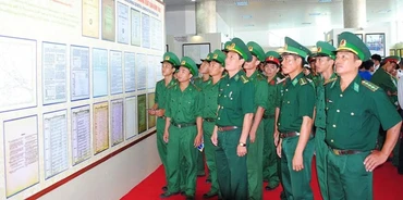 Đông đảo cán bộ, học sinh, sinh viên… tham quan tại khu vực trưng bày. 