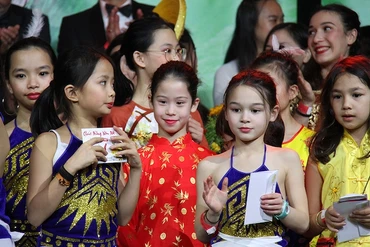 Niềm vui của các cháu nhỏ được mặc đẹp, nhận quà mừng tuổi.