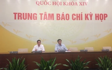Tổng Thư ký Quốc hội - Chủ nhiệm Văn phòng Quốc hội Nguyễn Hạnh Phúc (bên phải) và Phó Chủ nhiệm Ủy ban Về các vấn đề xã hội của Quốc hội Bùi Sỹ Lợi chủ trì họp báo chiều 10-6.