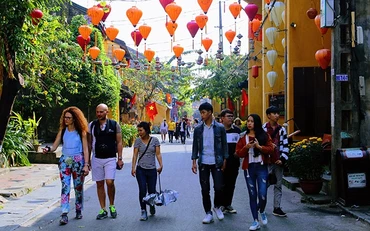 Du khách trên đường phố Hội An dịp Tết Kỷ Hợi.