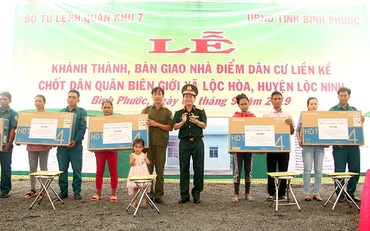 Lãnh đạo Quân khu 7 hỗ trợ thiết bị nghe nhìn cho các hộ dân sống gần chốt dân quân biên giới.