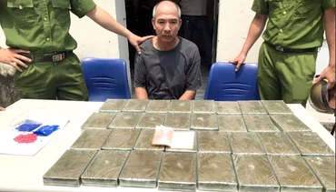 Ngô Trắc Hiệp cùng số ma túy bị bắt giữ.