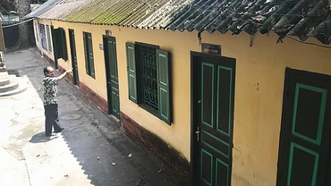 Phó Phòng Quay phim Vũ Quốc Tuấn cho biết, bốn phòng chuyên môn bị sáp nhập, nhường chỗ cho thuê bán phở, chân gà.