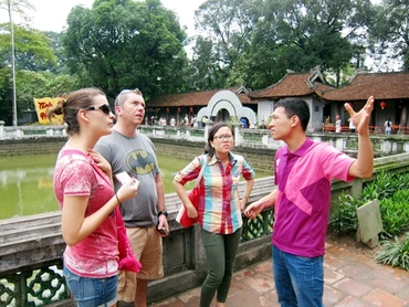 Các thành viên Hanoikids trong một chuyến dẫn khách tham quan Văn Miếu - Quốc Tử Giám.
