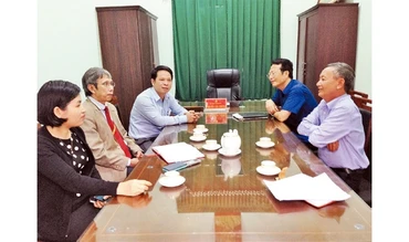Lãnh đạo phường Hội Hợp (TP Vĩnh Yên, tỉnh Vĩnh Phúc) và Hội Luật gia tỉnh bàn công tác tuyên truyền, phổ biến pháp luật về xây dựng trật tự đô thị.