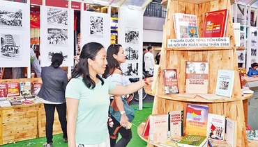 Gian hàng trưng bày tư liệu về Cuộc Tổng tiến công và nổi dậy Xuân Mậu Thân 1968 là điểm nhấn của lễ hội Ðường sách.