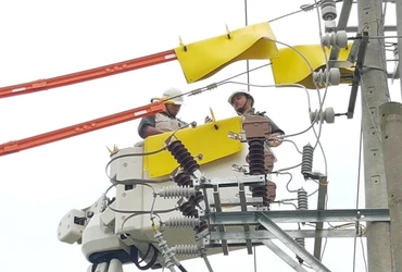 Công nhân Công ty Lưới điện cao thế TP Hà Nội thực hiện sửa chữa điện nóng (đường dây đang mang điện).