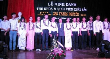 Đà Nẵng : Vinh danh gần 50 Thủ khoa, Sinh viên xuất sắc năm 2012