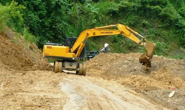 Khắc phục sạt lở để thông tuyến giao thông.