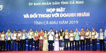 Lãnh đạo tỉnh Cà Mau tặng bằng khen cho các doanh nghiệp, doanh nhân tiêu biểu.