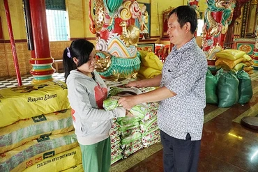 Tặng gạo cho hộ nghèo nhân dịp lễ Vu Lan.