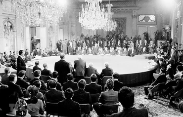 Ký kết Hiệp định Paris về Việt Nam ngày 27-1-1973, buộc Mỹ phải rút hết quân ra khỏi miền Nam Việt Nam, tạo ra tiền đề cho giải phóng hoàn toàn miền Nam.