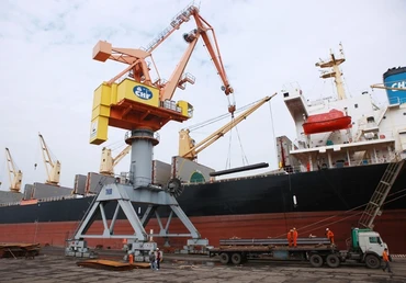 Bốc xếp hàng hóa tại Cảng Hải Phòng. Ảnh: LÂM KHÁNH