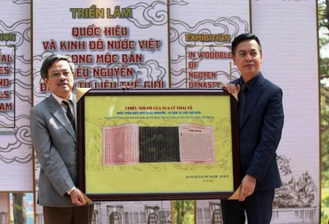 Cục Văn thư Lưu trữ Nhà nước tặng hình ảnh Mộc bản khắc "Chiếu dời đô" của vua Lý Thái Tổ.