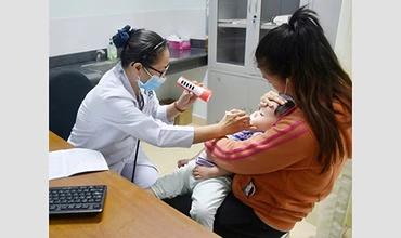 Bác sĩ Bệnh viện Bà Rịa (Bà Rịa - Vũng Tàu) khám cho bệnh nhi. Ảnh: MINH THIÊN