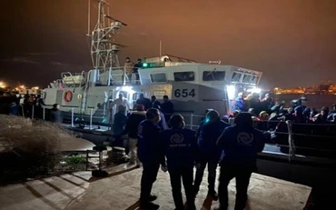 Lực lượng bảo vệ bờ biển Libya đưa người di cư trái phép cập bến tại Libya. (Ảnh: IOM Libya 2020)