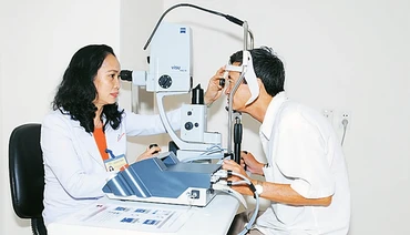 Nhờ đầu tư trang thiết bị hiện đại kết hợp ứng dụng kỹ thuật tiên tiến vào khám, chữa bệnh, đã góp phần thu hút đông người bệnh trong đó có nhiều người nước ngoài... Trong ảnh: Bác sĩ Bệnh viện Mắt TP