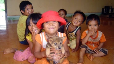 Trẻ em con đồng bào dân tộc thiểu số ở các thôn, bon tỉnh Đác Nông còn hay bắt chó, mèo chơi nên dễ bị chó dại cắn.