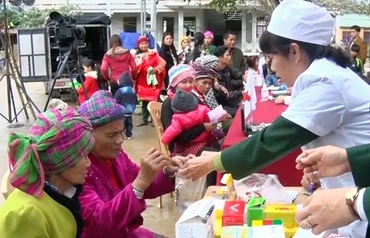Phụ nữ xã Trọng Hóa, huyện Minh Hóa, tỉnh Quảng Bình được khám, cấp phát thuốc chữa bệnh miễn phí.