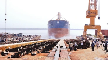 Tàu hàng rời 56.200 DWT do Công ty Ðóng tàu Nam Triệu (SBIC) đóng cho chủ tàu Dongbacshin được hạ thủy thành công ngày 9-10 vừa qua. 