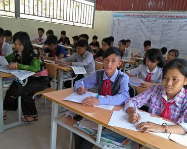 Tấm gương học tập của Giàng A Cử (ngồi giữa) tạo cảm hứng cho các bạn đến trường.