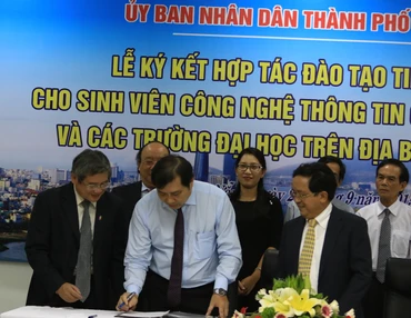 Chủ tịch UBND TP Đà Nẵng và đại diện FPT Software Đà Nẵng ký thỏa thuận hợp tác.
