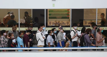 Người nước ngoài sẽ không phải xếp hàng làm các thủ tục gia hạn thị thực. (Ảnh: Bangkok Post)