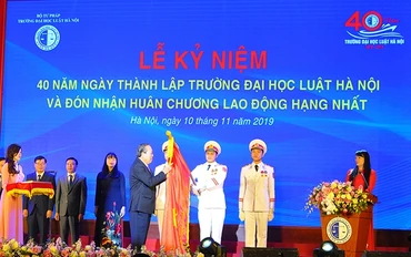 Phó Thủ tướng Trương Hòa Bình trao Huân chương Lao động hạng Nhất cho Trường đại học Luật Hà Nội.