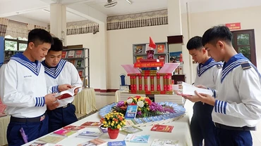 Các chiến sĩ hải quân đang tìm hiểu tư liệu về Hồ Chủ tịch. Ảnh: VGP/LƯU HƯƠNG