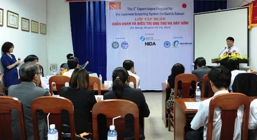 Bác sĩ ngành nội tiêu hoá tham gia khoá học Chẩn đoán và điều trị ung thư dạ dày sớm.