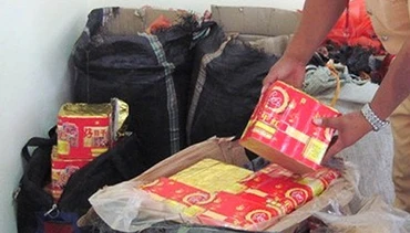 Cảnh sát giao thông kiểm đếm các loại pháo.