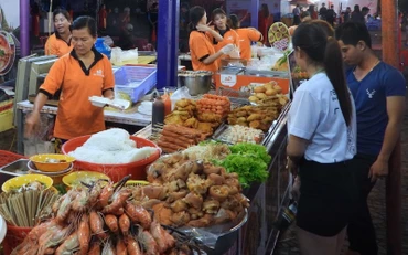 Hình ảnh sau buổi khai mạc hội chợ HVNCLC tổ chức tại Cà Mau vào tối 15-10.