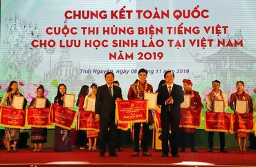 Bộ trưởng Giáo dục và Đào tạo Phùng Xuân Nhạ và Trưởng Ban Công tác đại biểu (Uỷ ban Thường vụ Quốc hội), Chủ tịch Trung ương Hội Hữu nghị Việt Nam-Lào Trần Văn Túy trao giải đặc biệt cho thí sinh Bou