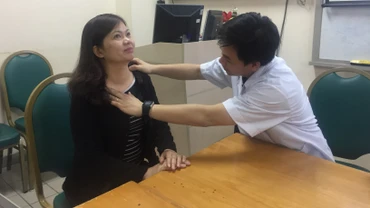 Bác sĩ kiểm tra lại cho một người bệnh mới được điều trị u lành tuyến giáp bằng sóng cao tần.