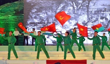 Chương trình văn nghệ tại Lễ mít-tinh kỷ niệm 40 năm Ngày giải phóng tỉnh Bình Thuận. Ảnh: ĐÌNH CHÂU 