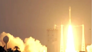 Tên lửa Vega đưa 3 vệ tinh, trong đó có VNREDSat-1 của Việt Nam đã rời bệ phóng vào lúc 9h06 phút sáng nay, 7-5. (Ảnh: vietnamnet.vn)