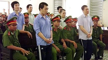 Các bị cáo chờ nghe tòa tuyên án.