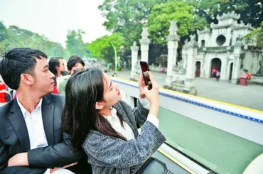 Khám phá Thủ đô bằng xe buýt hai tầng 