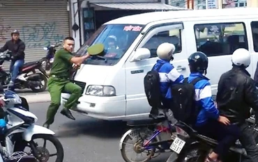Bị phát hiện vi phạm, lái xe ô-tô lao thẳng vào chiến sĩ công an