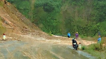 Điểm sạt lở ở km 432+900 qua huyện miền núi Tây Giang (Quảng Nam) vẫn còn ngổn ngang đất đá gây khó khăn trong việc đi lại của nhân dân huyện Tây Giang về đồng bằng.